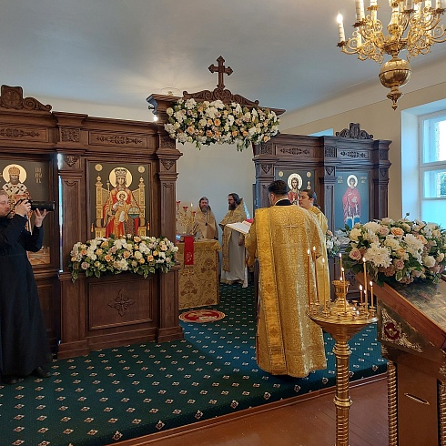 Божественную литургию и малое освящение храма св. вмч. Пантелеимона совершил митрополит Псковский и Порховский Тихон в это воскресенье, 10 сентября