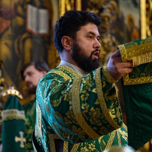 Митрополит Псковский и Порховский Тихон, возглавил праздничное богослужение в день Всех святых, в земле Русской просиявших