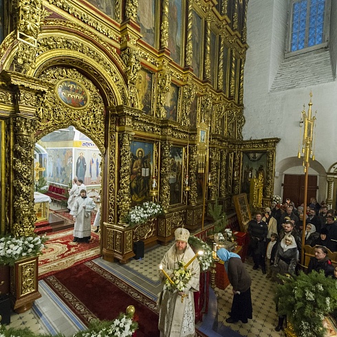 В ночь с 6 на 7 января 2020 года, в праздник Рождества Христова, митрополит Псковский и Порховский Тихон совершил Божественную Литургию в Свято-Троицком кафедральном соборе города Пскова