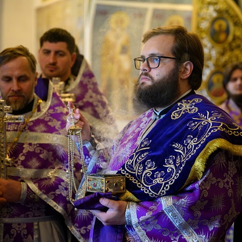 В Великий Четверг митрополит Арсений совершил Литургию в Свято-Троицком кафедральном соборе