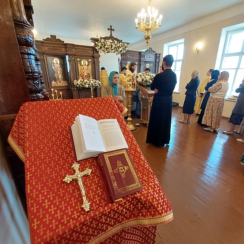 Божественную литургию и малое освящение храма св. вмч. Пантелеимона совершил митрополит Псковский и Порховский Тихон в это воскресенье, 10 сентября