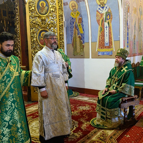 Митрополит Псковский и Порховский Тихон, возглавил праздничное богослужение в день Всех святых, в земле Русской просиявших