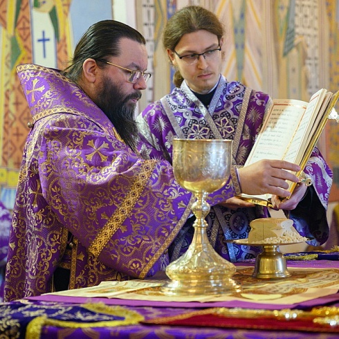 В Неделю Торжества Православия митрополит Матфей совершил праздничное богослужение в Свято-Троицком кафедральном соборе