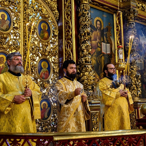 В день празднования памяти Всех святых митрополит Арсений совершил Божественную Литургию в Свято-Троицком кафедральном соборе