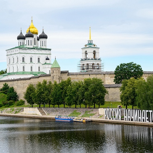 В день празднования памяти Всех святых митрополит Арсений совершил Божественную Литургию в Свято-Троицком кафедральном соборе