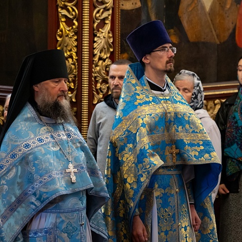 В Неделю 13-ю по Пятидесятнице митрополит Матфей совершил Божественную Литургию в Свято-Троицком кафедральном соборе