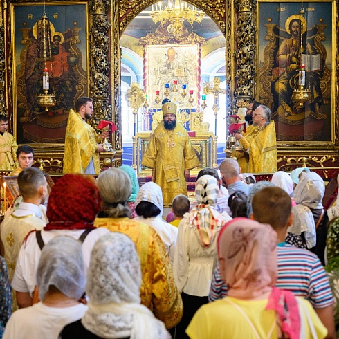 В день празднования памяти Всех святых митрополит Арсений совершил Божественную Литургию в Свято-Троицком кафедральном соборе