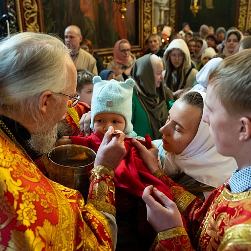 В Фомину Неделю митрополит Матфей совершил Литургию в Свято-Троицком кафедральном соборе