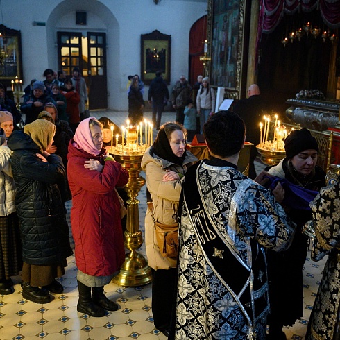 Литургию Преждеосвященных Даров совершил митрополит Псковский и Порховский Арсений в Свято-Троицком кафедральном соборе города Пскова