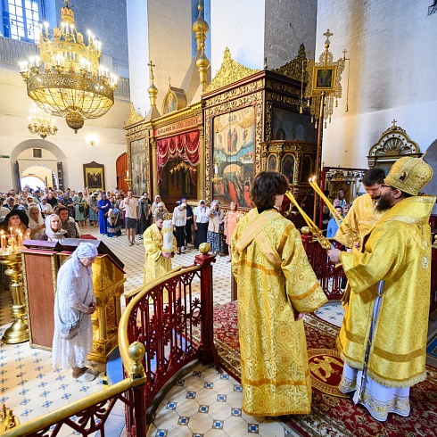 В день празднования памяти Всех святых митрополит Арсений совершил Божественную Литургию в Свято-Троицком кафедральном соборе