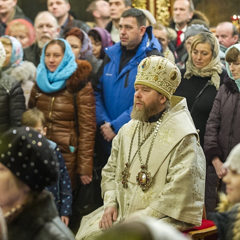 В ночь с 6 на 7 января 2020 года, в праздник Рождества Христова, митрополит Псковский и Порховский Тихон совершил Божественную Литургию в Свято-Троицком кафедральном соборе города Пскова