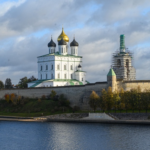 Прощальную Литургию в Свято-Троицком кафедральном соборе города Пскова совершил митрополит Симферопольский и Крымский Тихон
