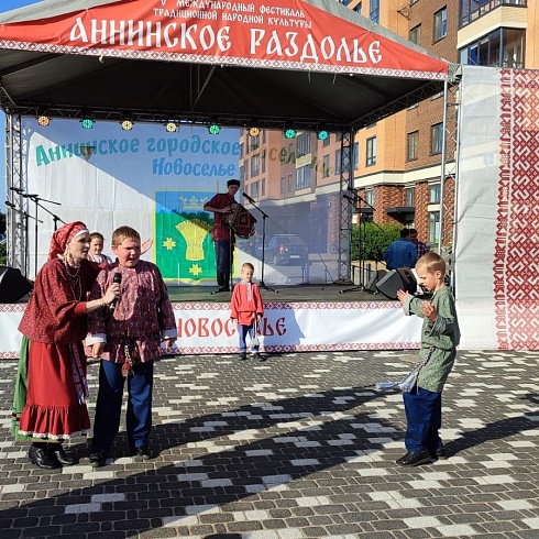 Коллекцию "Троица" на фестивале "Аннинское раздолье" представили участники проекта "Истоки"