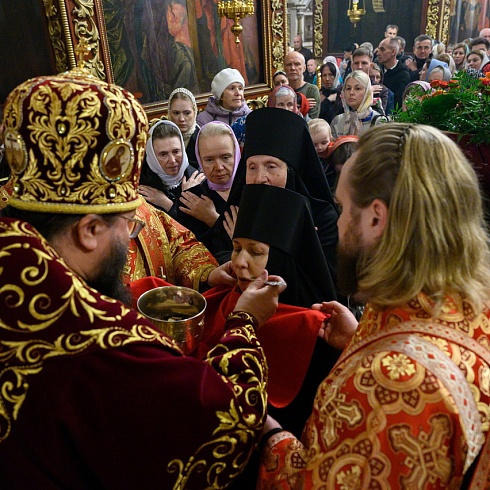 В праздник Светлого Христова Воскресения митрополит Матфей совершил Пасхальное богослужение в Троицком соборе города Пскова