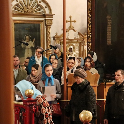 16 февраля, в воскресенье, Божественную литургию в Свято-Троицком кафедральном соборе г. Пскова совершил настоятель собора иеромонах Алексий (Годлевский)