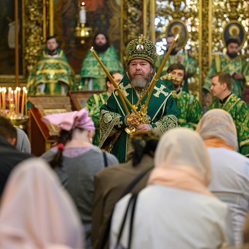 Митрополит Псковский и Порховский Тихон, возглавил праздничное богослужение в день Всех святых, в земле Русской просиявших